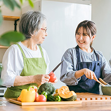 会話する二人の女性